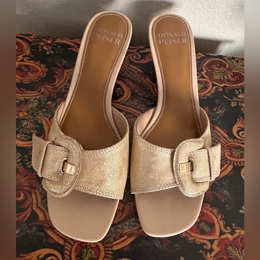 Donald J. Pliner NWOT Women's Gold Slide Sandals size 6.5